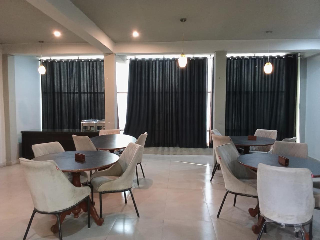 Hotel S R